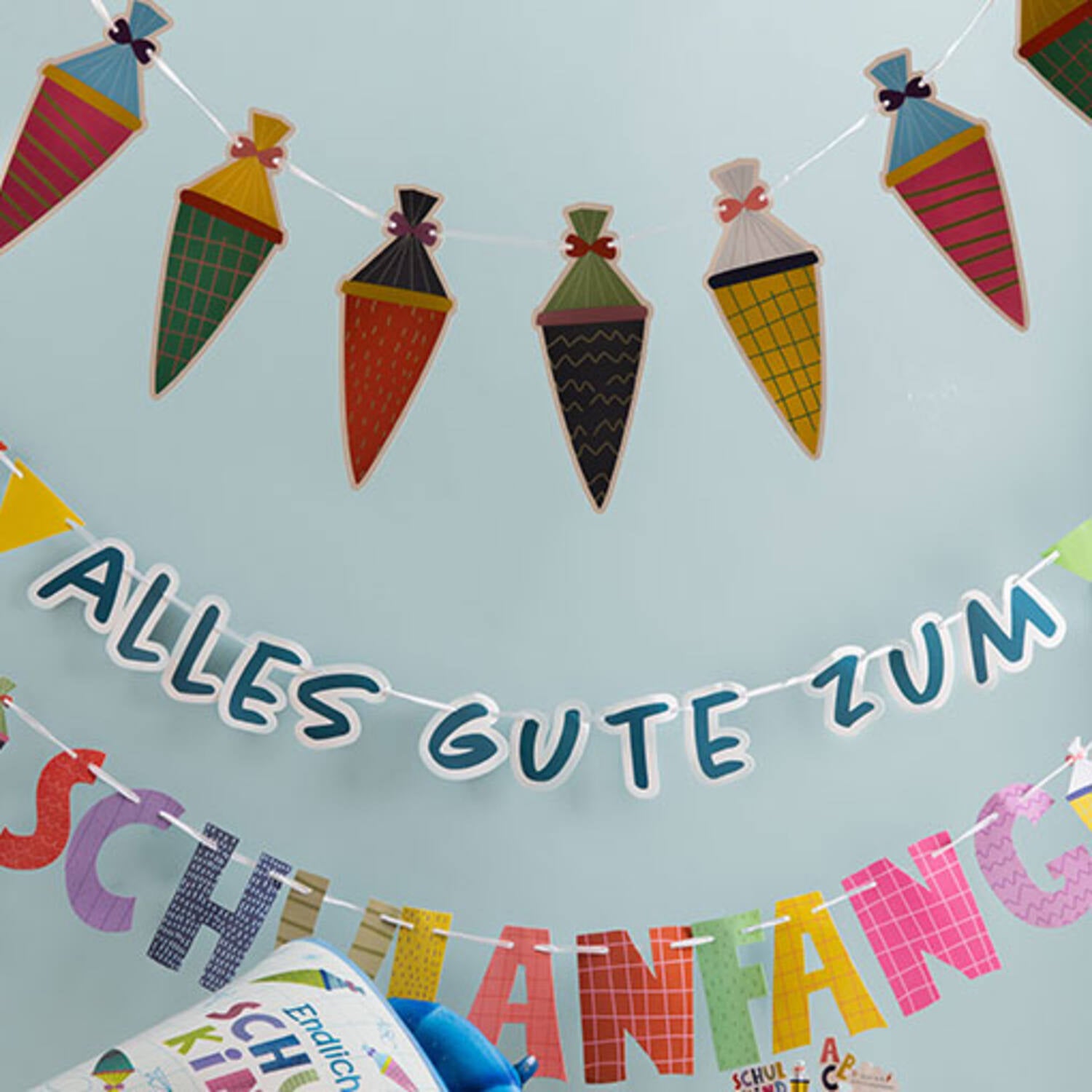 Schulanfang-Girlande Mit 20 Motiven – 3 M Lang, Beidseitig Bedruckt, Mit Schulkind, Ranzen & Tafel – Für Jungen (blau) Oder Mädchen (rot)